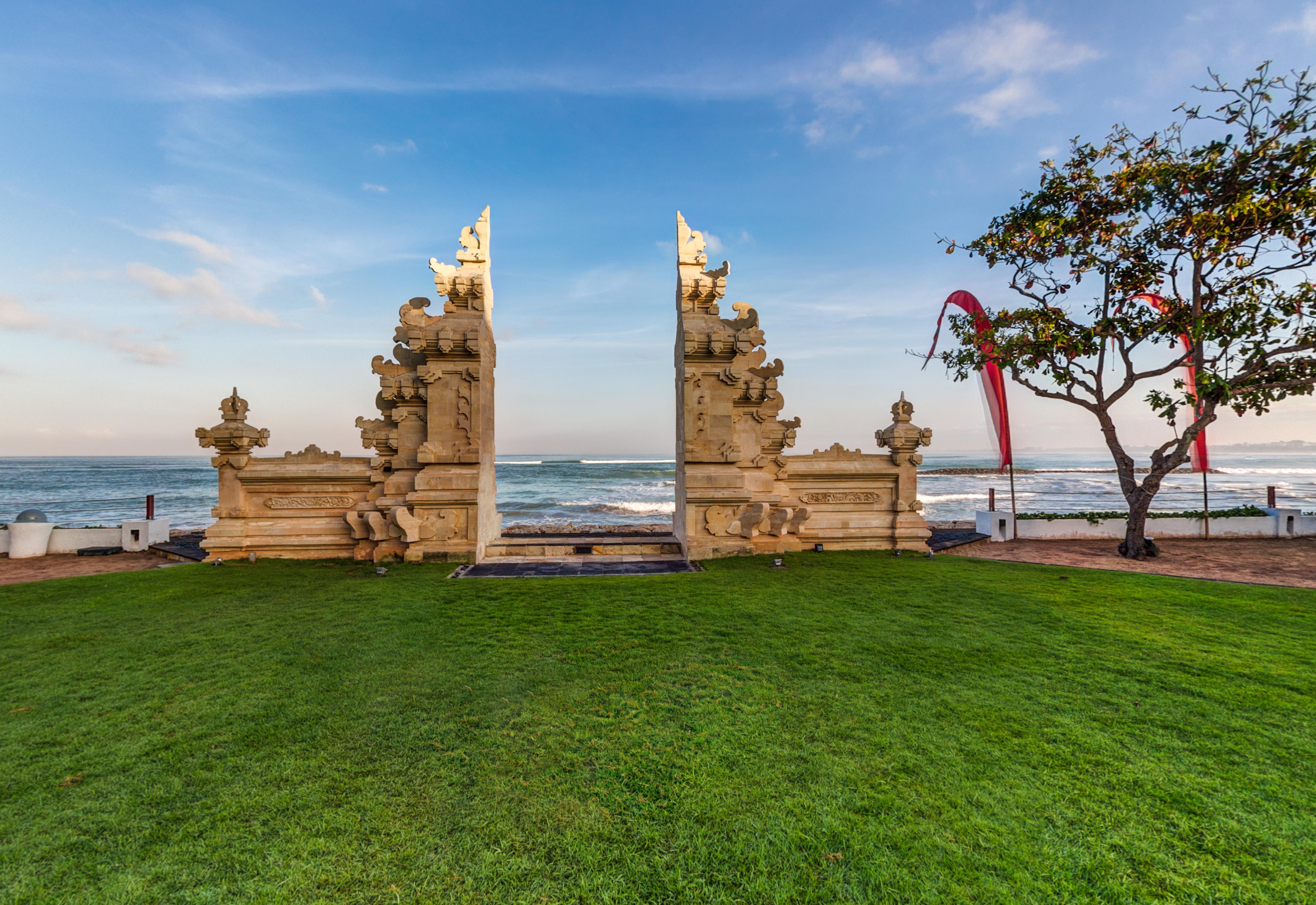 فندق ديسكفري كارتيكا بلازا كوتا المظهر الخارجي الصورة The gate of Pura Balun Temple