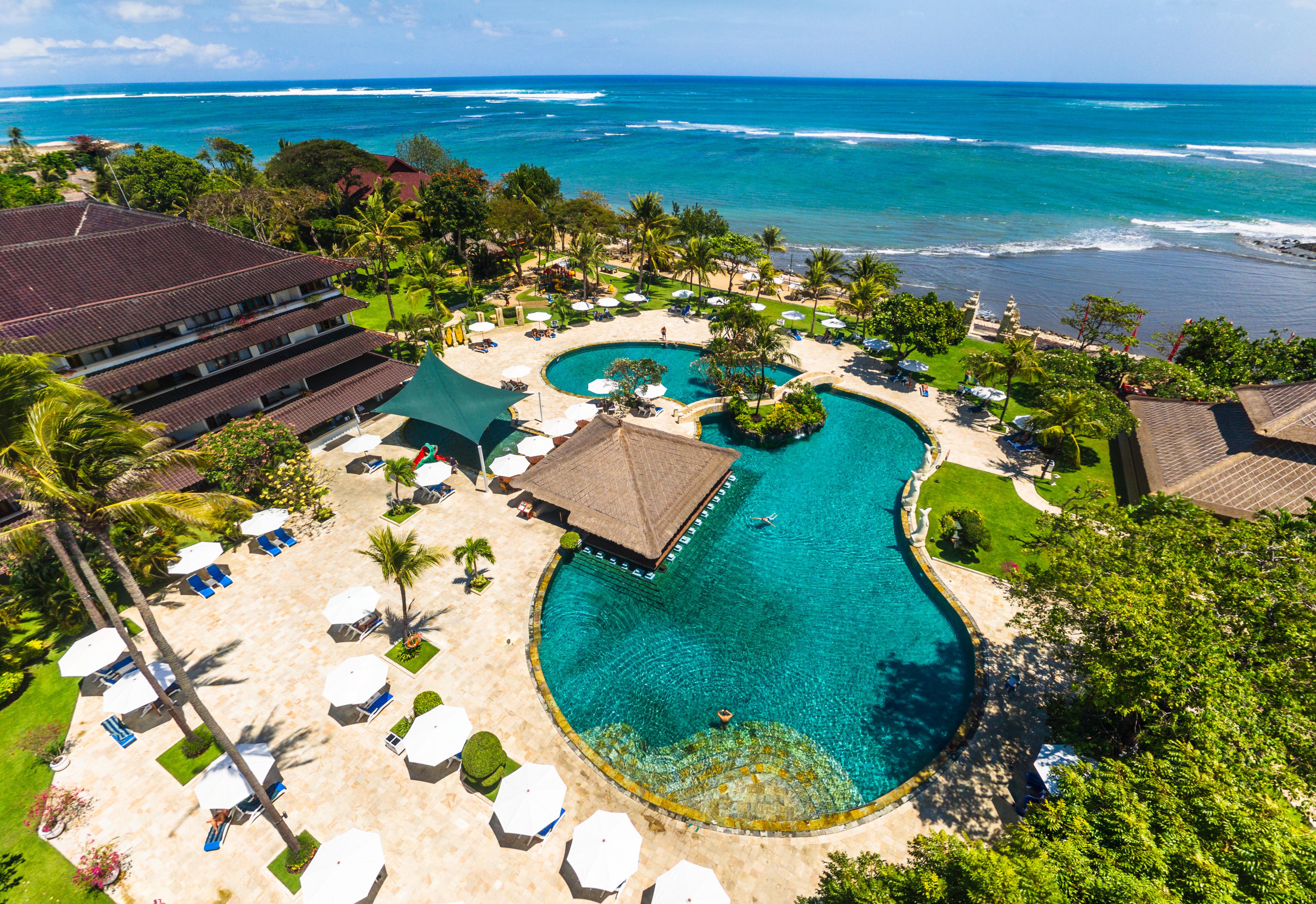 فندق ديسكفري كارتيكا بلازا كوتا المظهر الخارجي الصورة Aerial view of the pool at the InterContinental Resort Bali