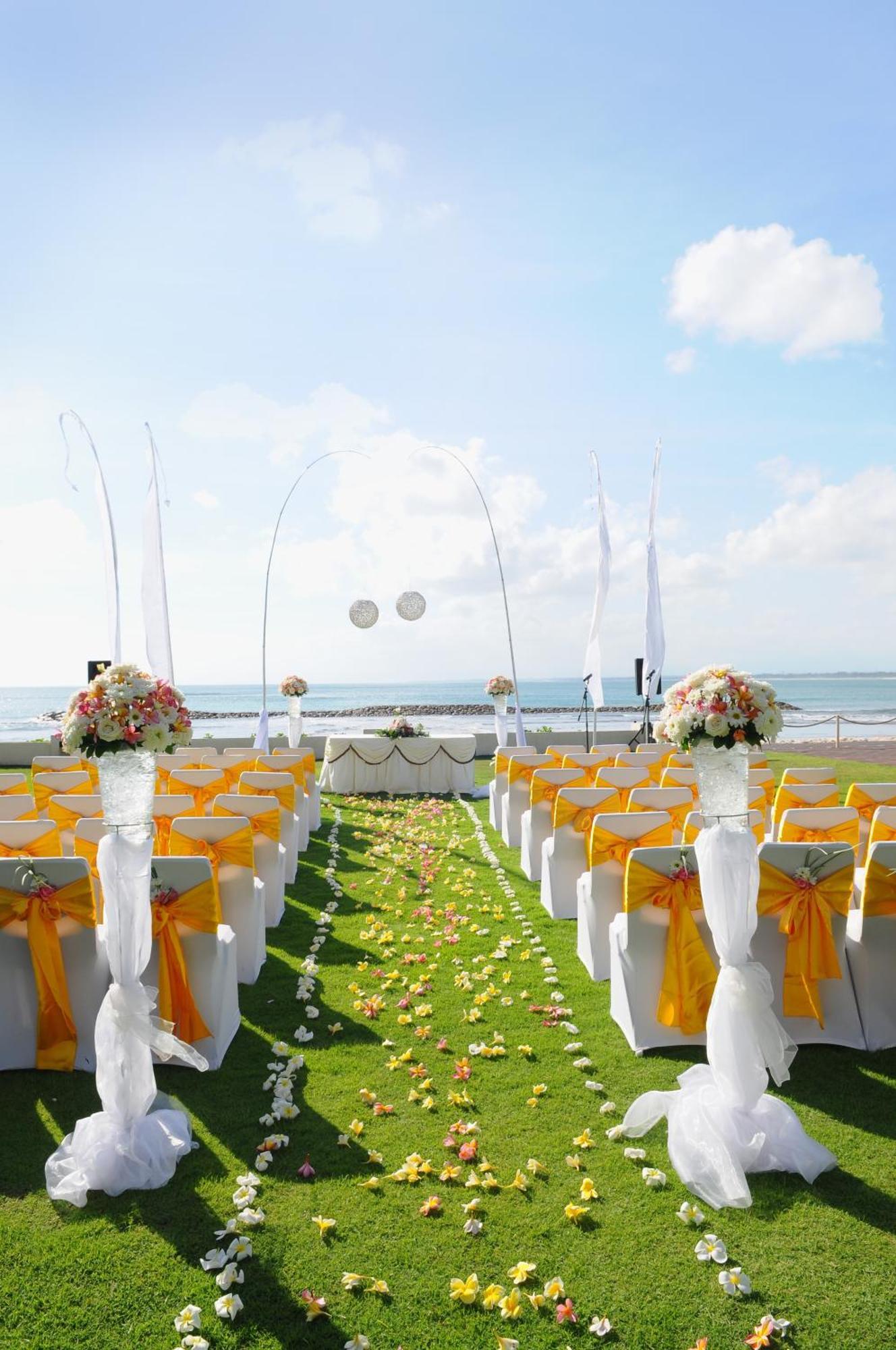 فندق ديسكفري كارتيكا بلازا كوتا المظهر الخارجي الصورة A beach wedding in Bali, Indonesia