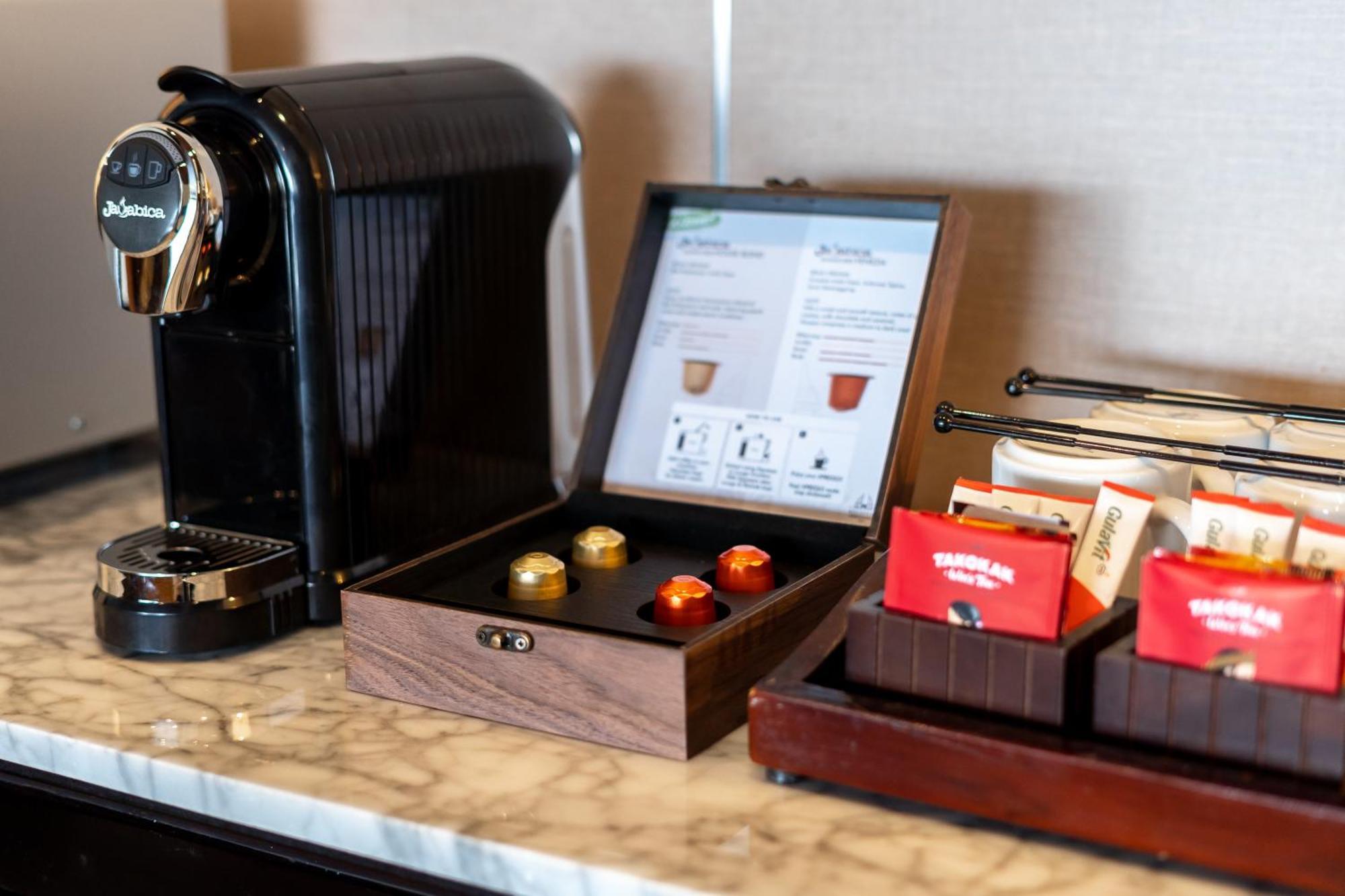 فندق ديسكفري كارتيكا بلازا كوتا المظهر الخارجي الصورة A Nespresso coffee machine