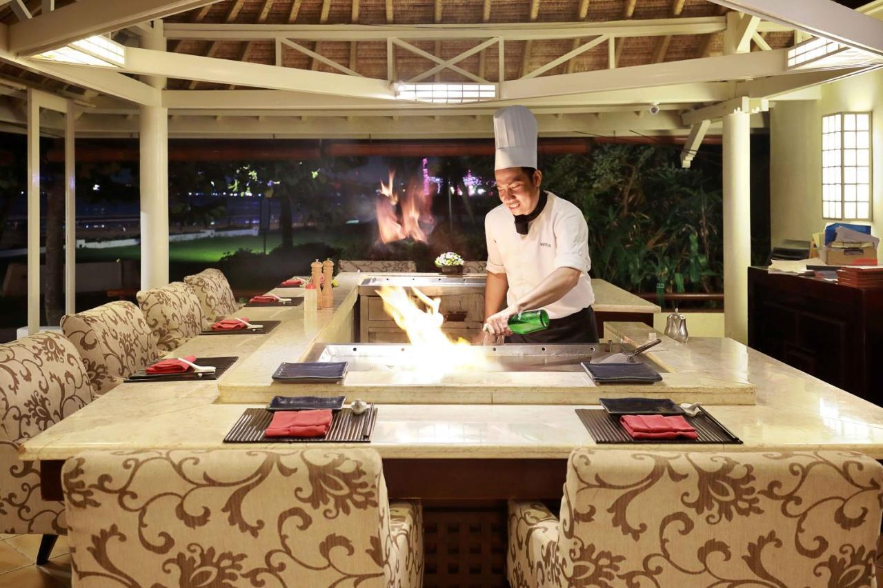 فندق ديسكفري كارتيكا بلازا كوتا المظهر الخارجي الصورة A chef at work at the restaurant
