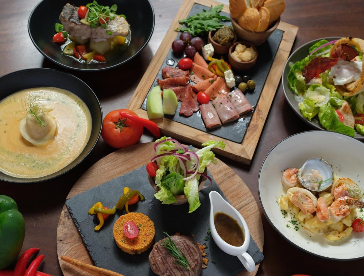 فندق ديسكفري كارتيكا بلازا كوتا المظهر الخارجي الصورة A selection of dishes at the restaurant